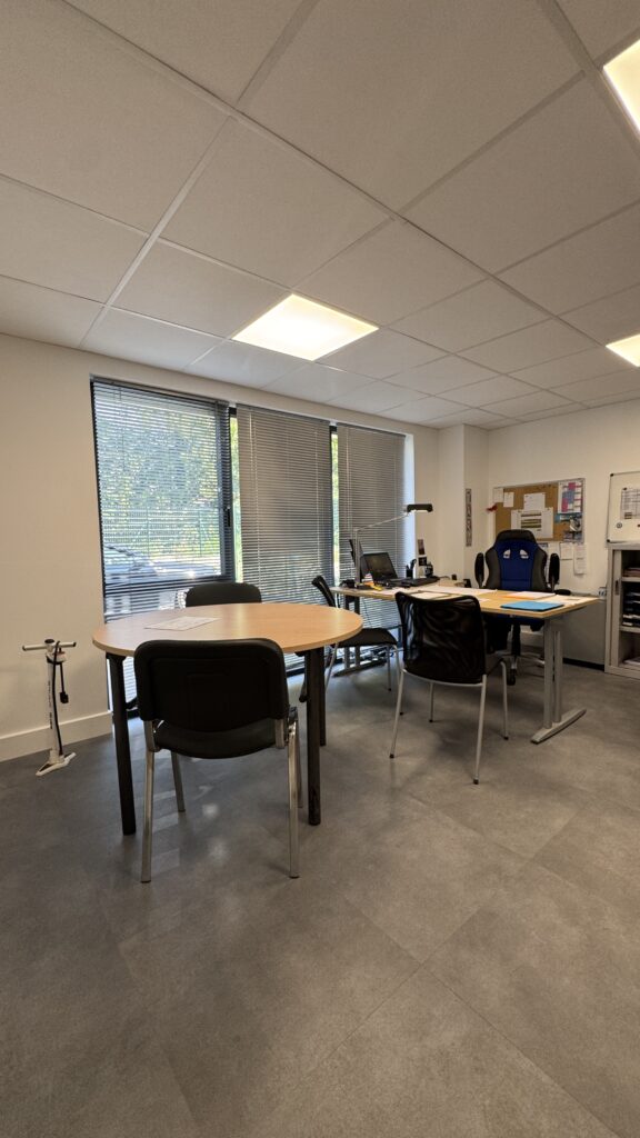 Espace de travail des bureaux rénovés de MTI à Claix