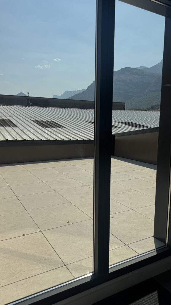 Terrasse du réfectoire de MTI à Claix ouverte sur le massif