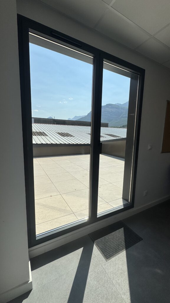 Baie coulissante donnant sur la terrasse du réfectoire, MTI à Claix