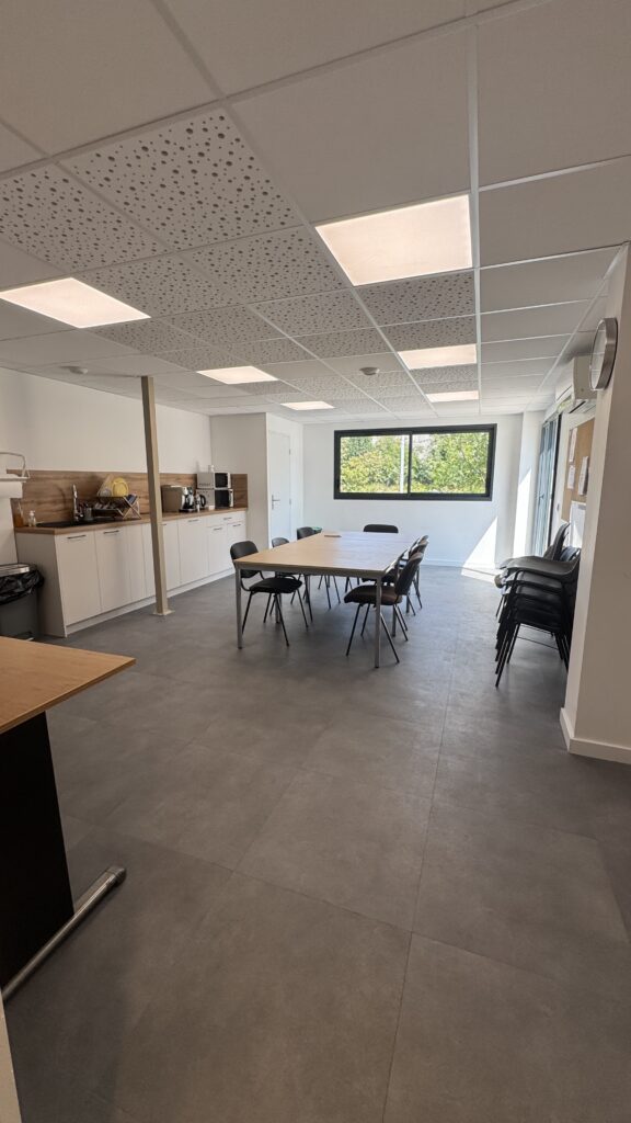 Espace de convivialité rénové des locaux MTI à Claix