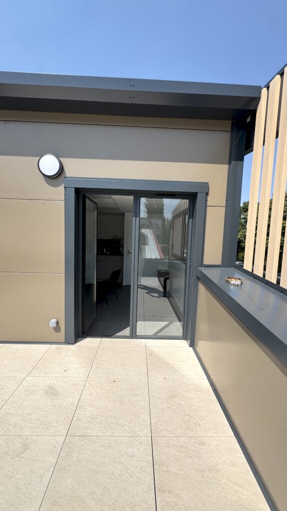 Accès à la terrasse à l’étage des locaux MTI à Claix