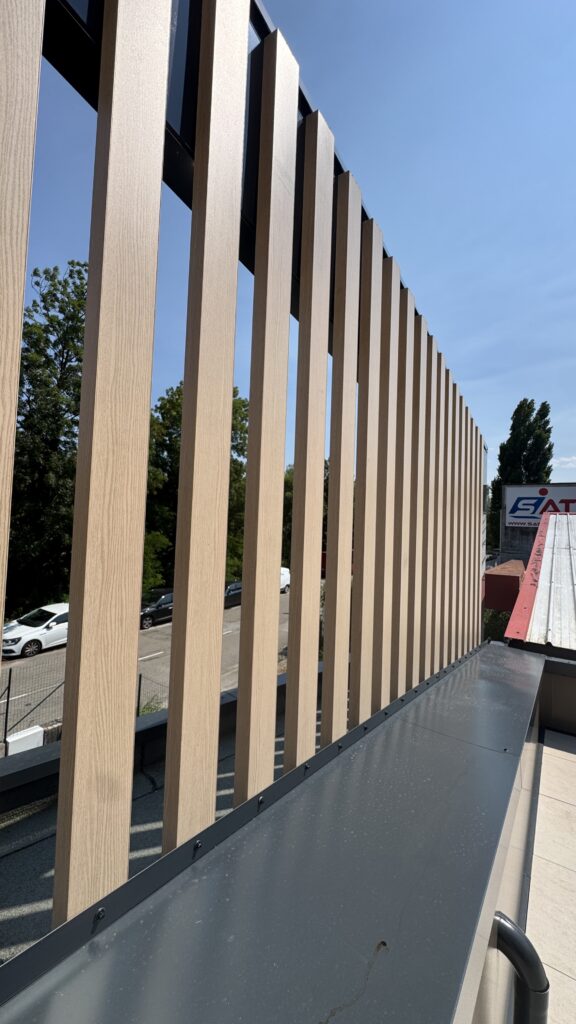 Profilés claustra de la terrasse des locaux MTI à Claix