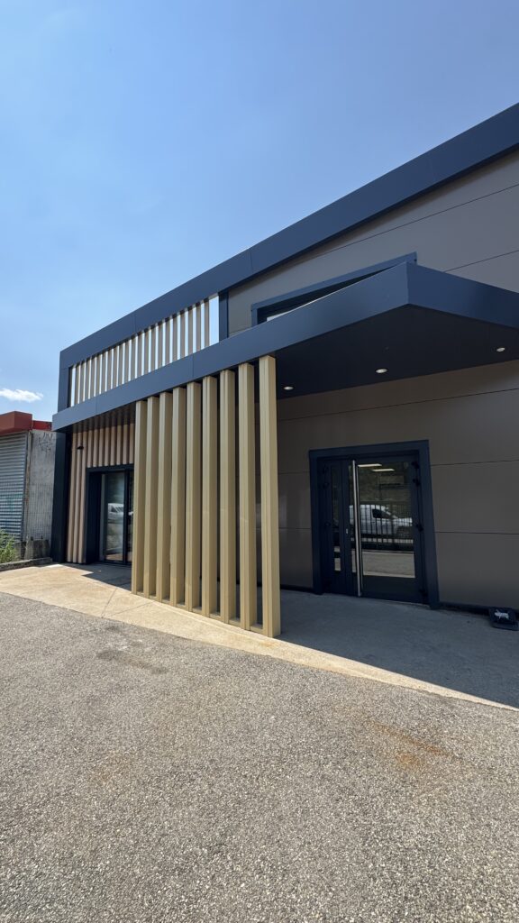 Entrée des bureaux rénovés de MTI à Claix