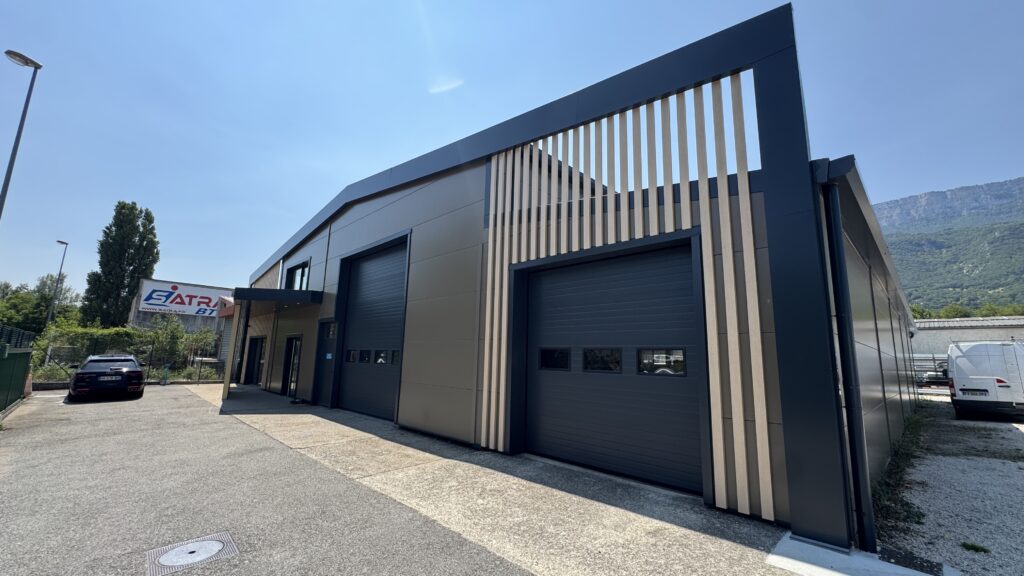 Façade rénovée de MTI à Claix avec portes sectionnelles de l’atelier
