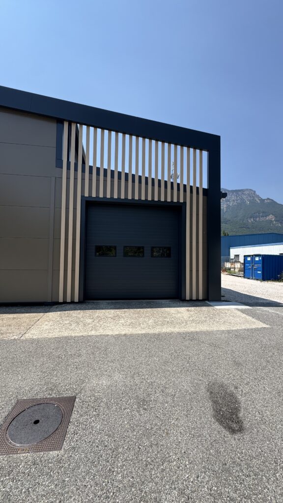 Porte sectionnelle de l’atelier de production MTI à Claix