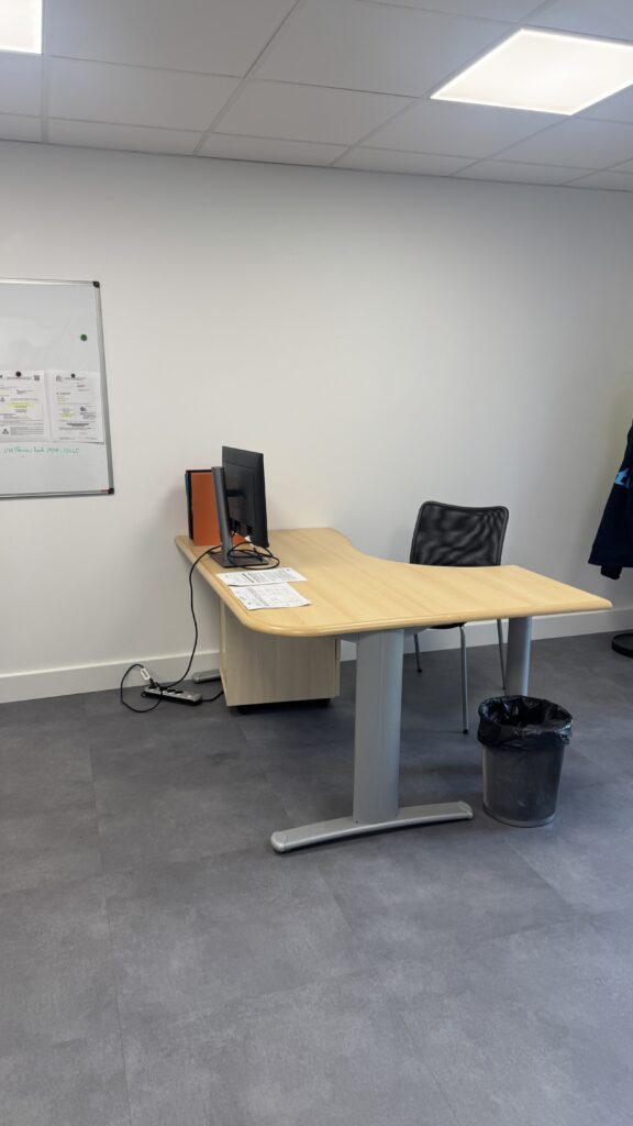 Poste de travail dans les bureaux rénovés de MTI à Claix
