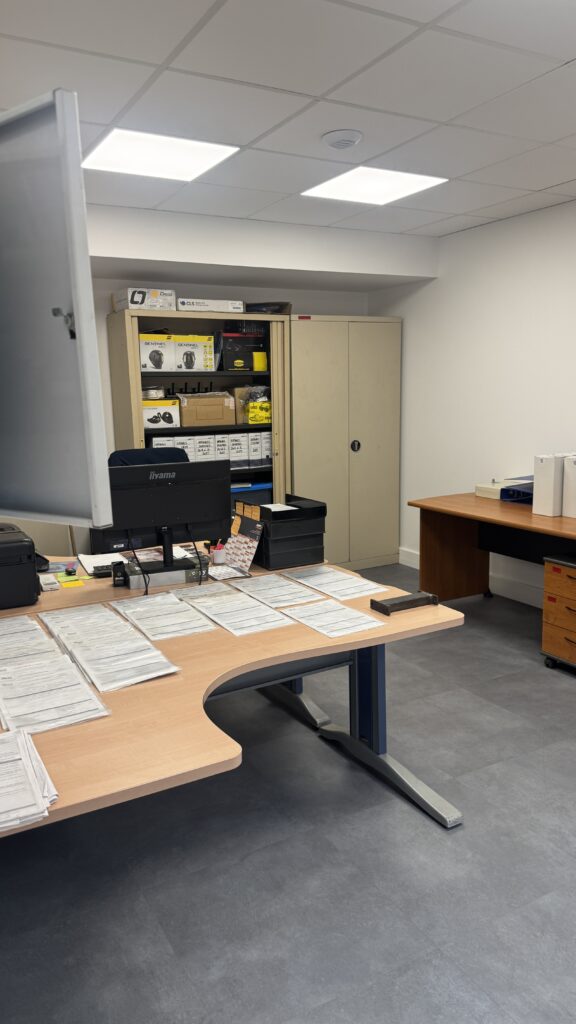 Bureaux en open space rénovés de MTI à Claix