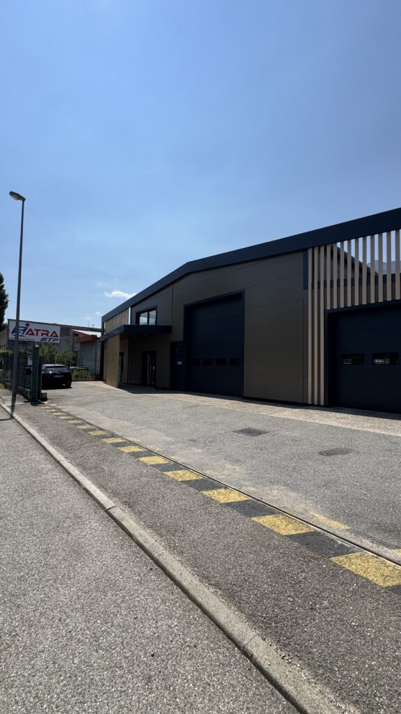 Façade rénovée des locaux de MTI à Claix vue depuis la voirie