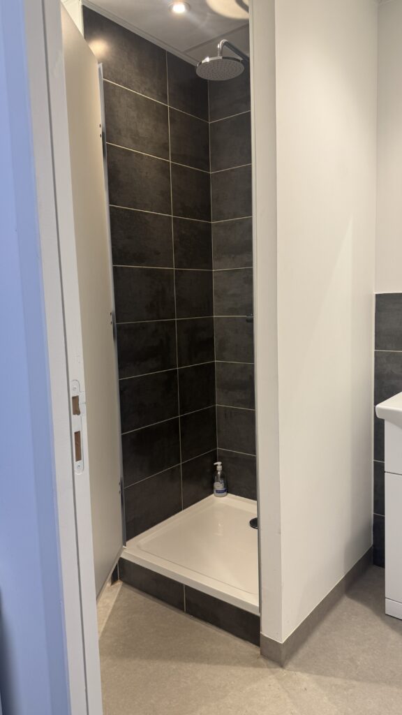Douche des vestiaires remis aux normes, locaux MTI à Claix
