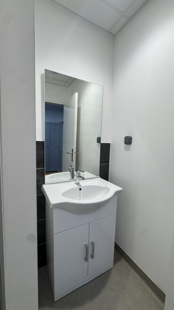 Lavabo des sanitaires rénovés de MTI à Claix