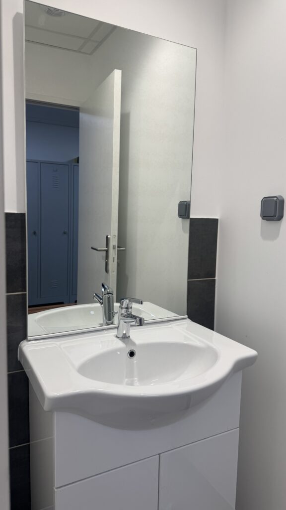 Sanitaires rénovés des locaux MTI à Claix