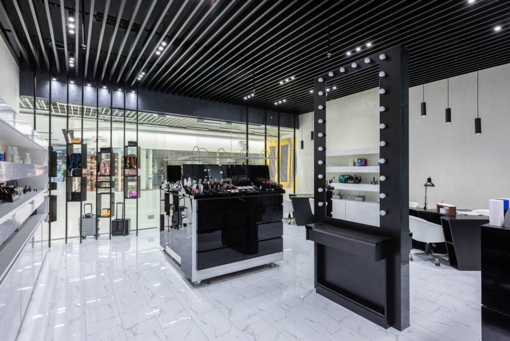Intérieur de magasin agencé, aménagement d’espaces retail et de surfaces de vente