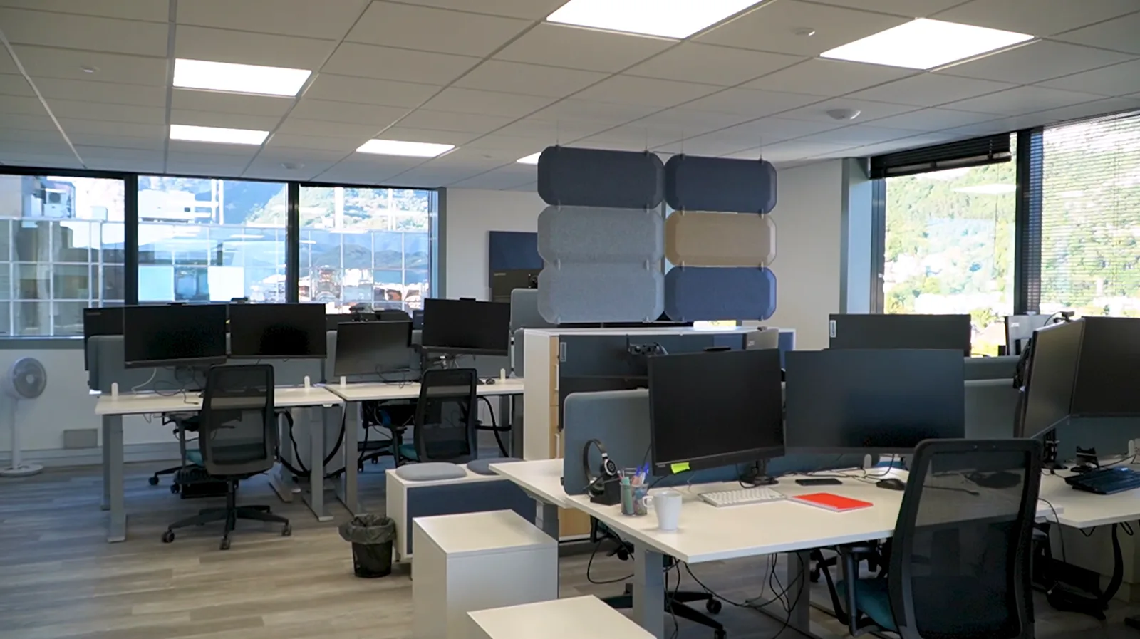 Open space amenage par CGBI pour SiPearl a Grenoble, postes de travail, panneaux acoustiques et vue sur les massifs