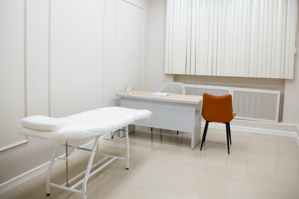 Salle de consultation d’un cabinet médical aménagé, aménagement de locaux de santé