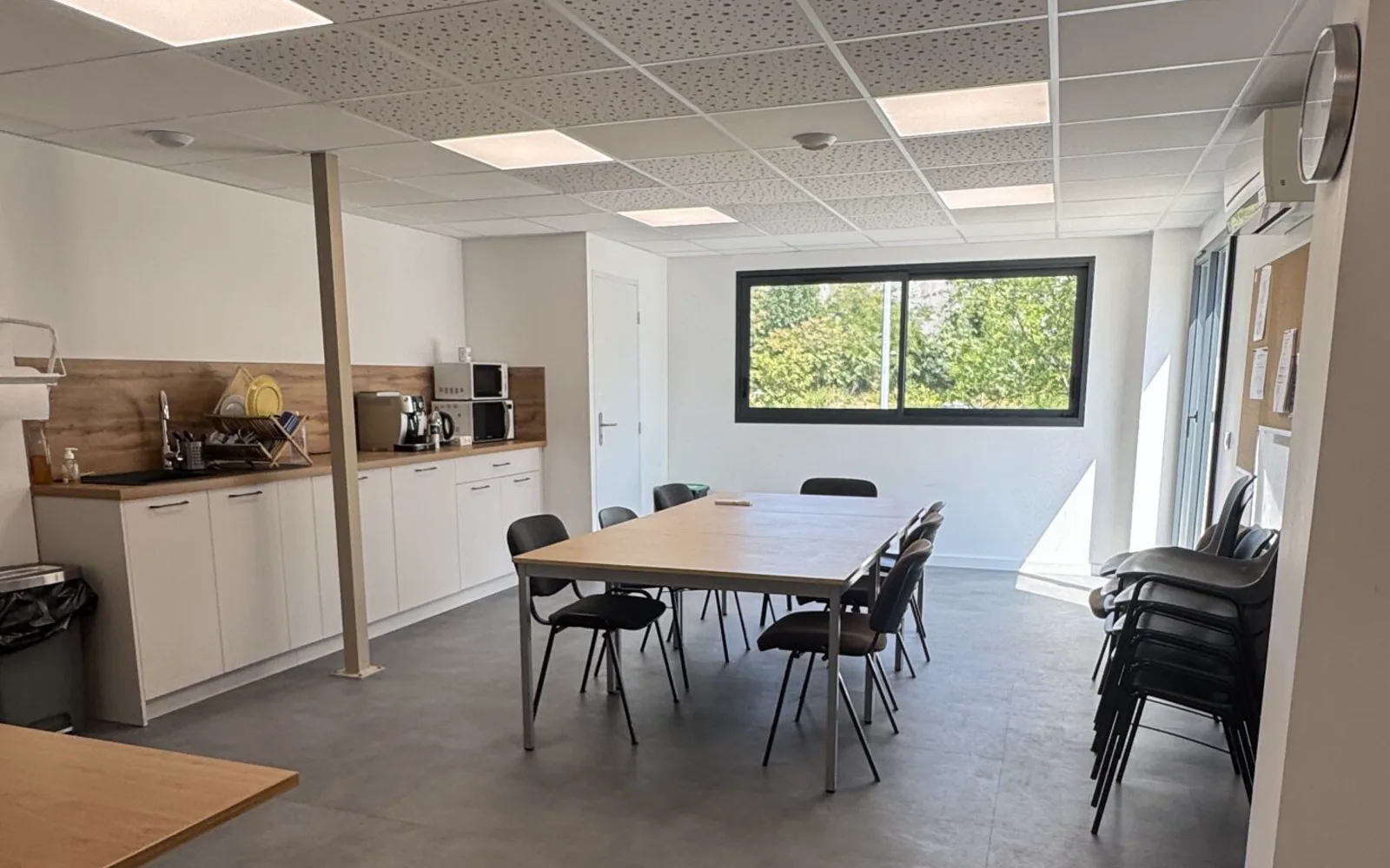 Refectoire et espace de convivialite amenages par CGBI dans les locaux professionnels de MTI a Claix, en Isere