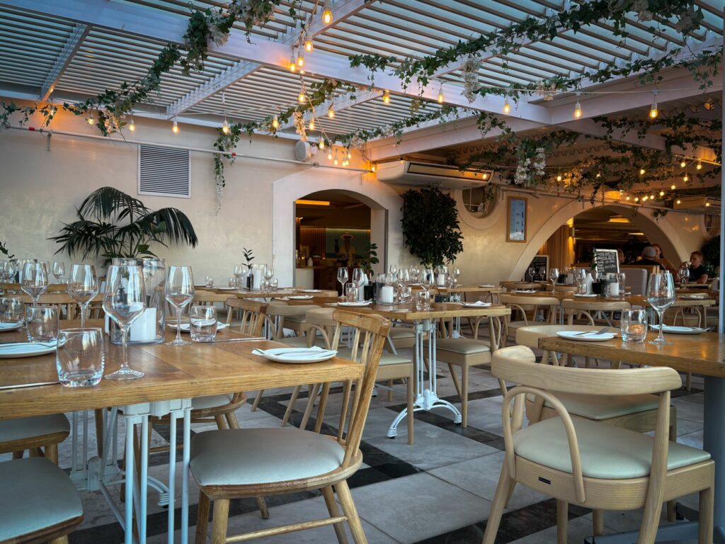 Salle de restaurant aménagée, aménagement de locaux CHR et de restauration