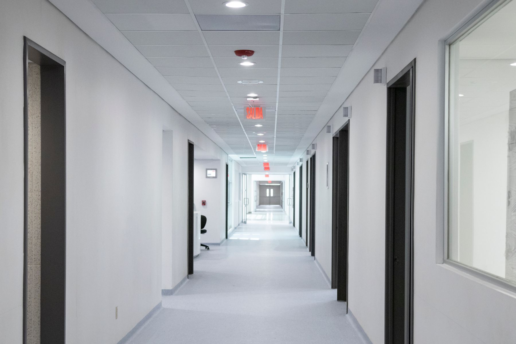 Couloir lumineux d’un établissement de santé neuf, construction de bâtiments de santé