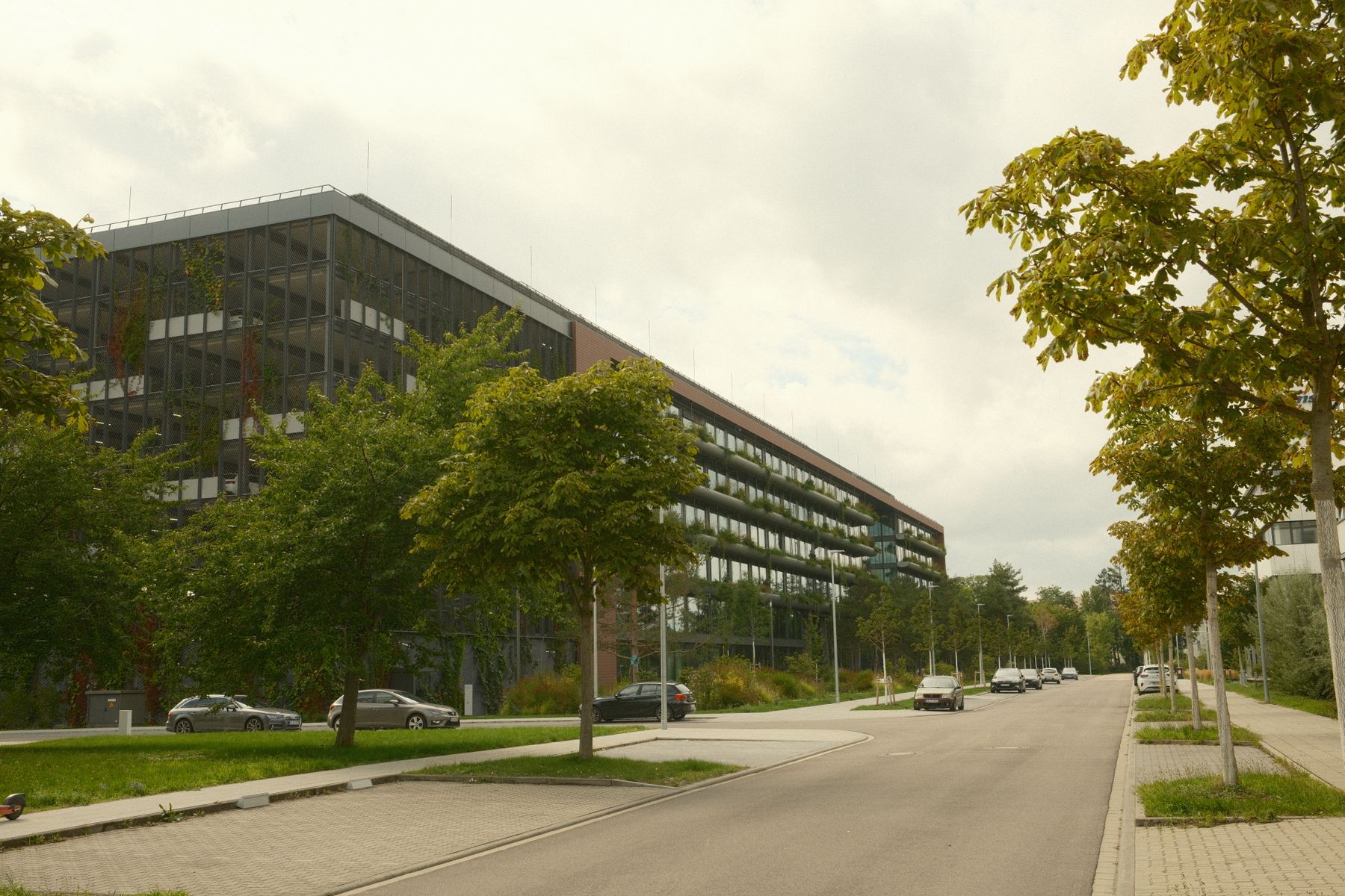 Immeuble de bureaux contemporain en zone d’activité, construction de bâtiments tertiaires