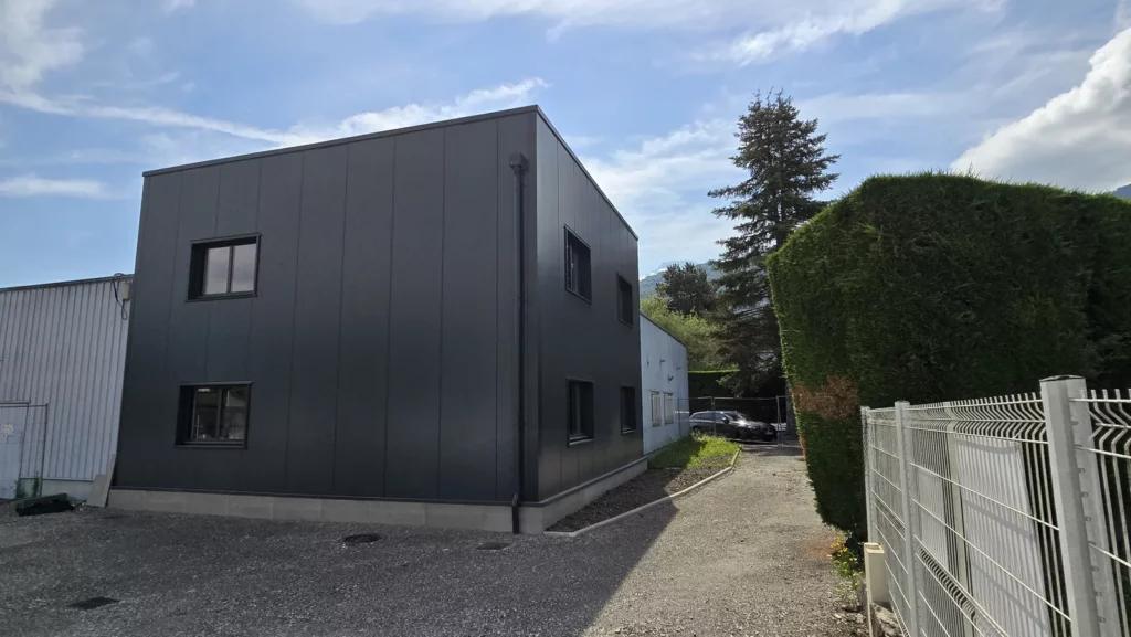 Angle de l’extension AD Santé à Domène, bardage anthracite