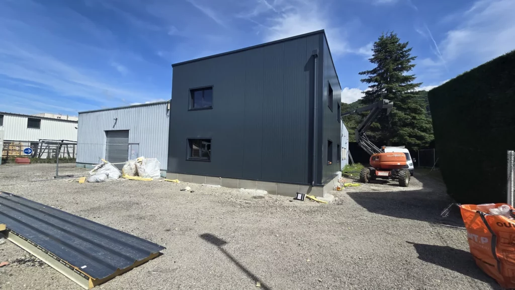 Extension AD Santé avec bardage terminé pendant le chantier