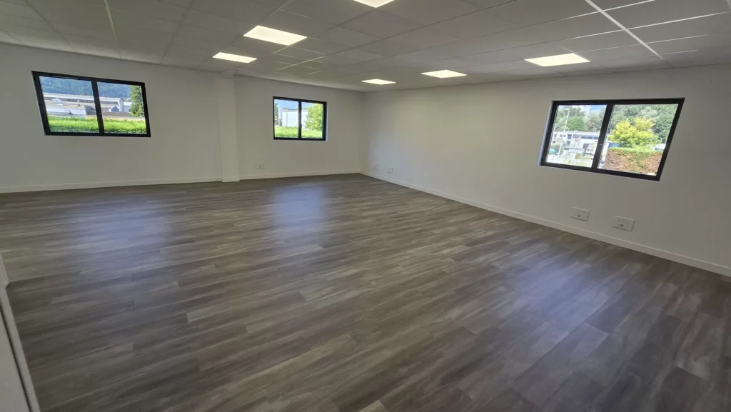 Bureaux livrés à l’étage de l’extension AD Santé, sol bois et grandes fenêtres
