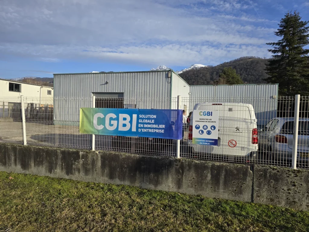 Panneau CGBI devant le site AD Santé à Domène au démarrage du chantier
