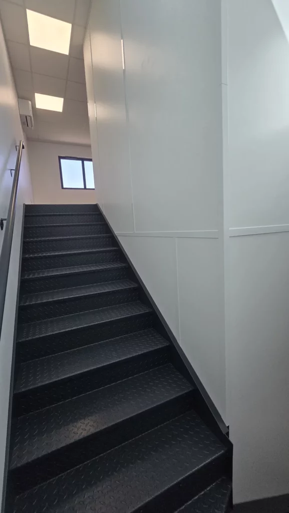 Escalier métallique de l’extension AD Santé à Domène