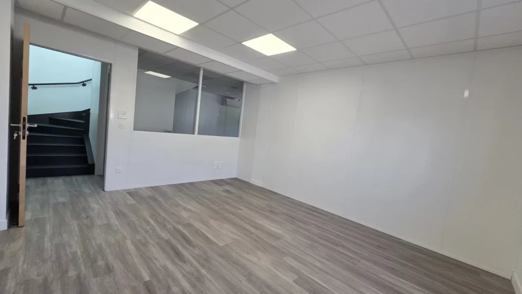 Espace d’accueil livré avec vitrage intérieur, AD Santé Domène