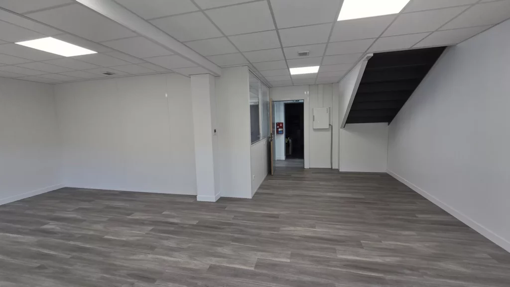 Espace de travail livré et accès à l’escalier, AD Santé Domène