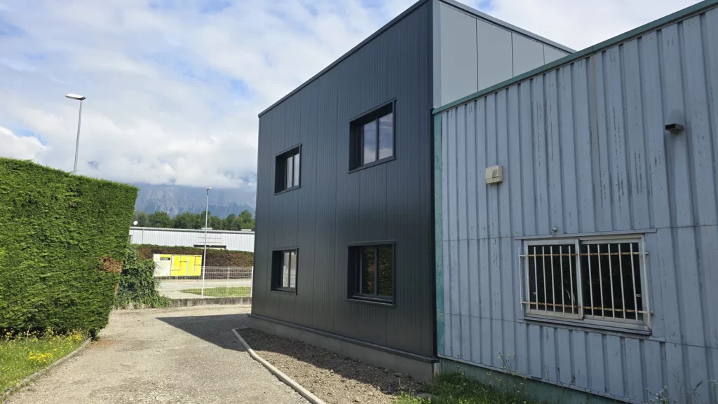 Extension neuve AD Santé accolée à l’entrepôt existant à Domène