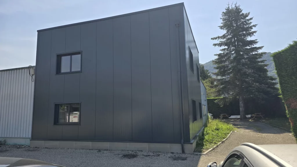 Façade en bardage anthracite de l’extension AD Santé à Domène