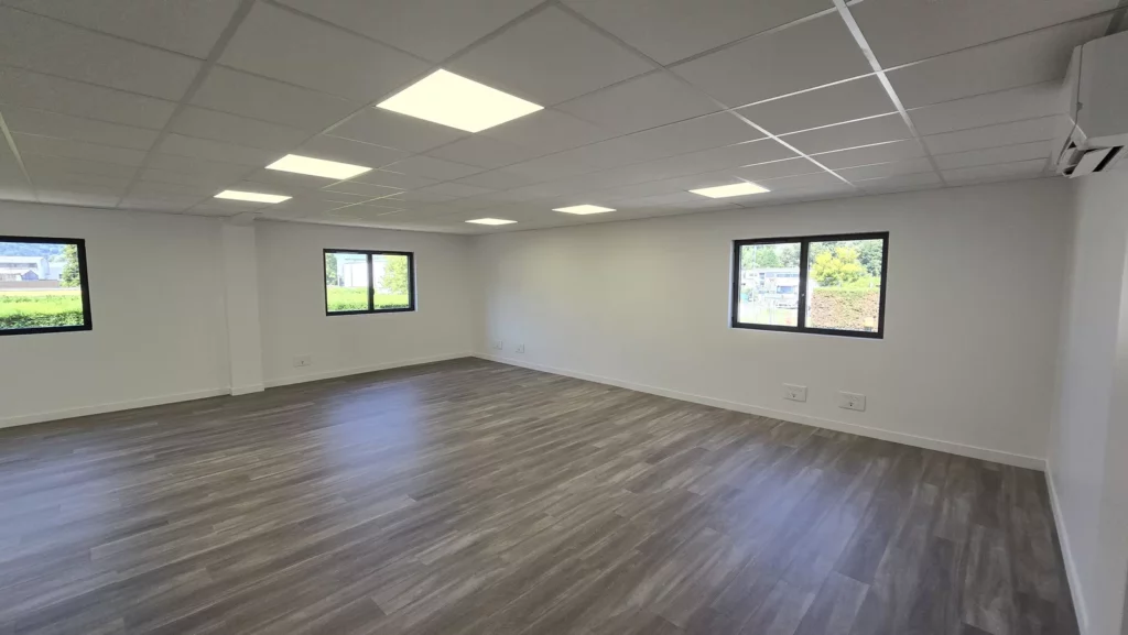 Plateau de bureaux lumineux livré, extension AD Santé Domène