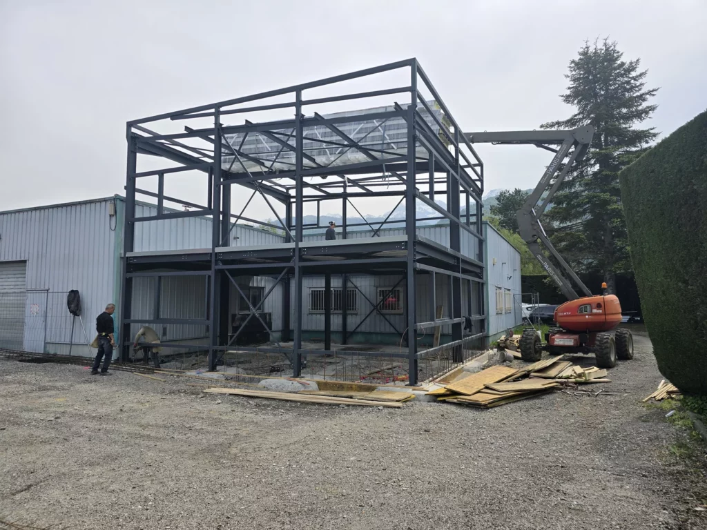 Structure métallique R+1 terminée de l’extension AD Santé à Domène