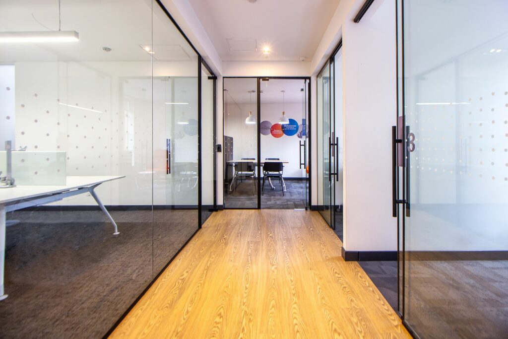 Couloir de bureaux avec cloisons vitrées, pose de cloisons et séparation d’espaces