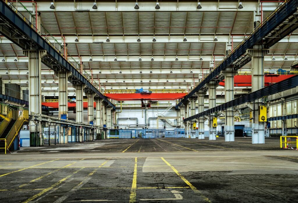 Intérieur d’un hangar industriel à charpente métallique, construction de bâtiments d’activité
