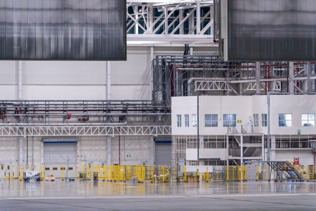 Intérieur d’une usine de production moderne, construction d’ateliers et d’outils industriels