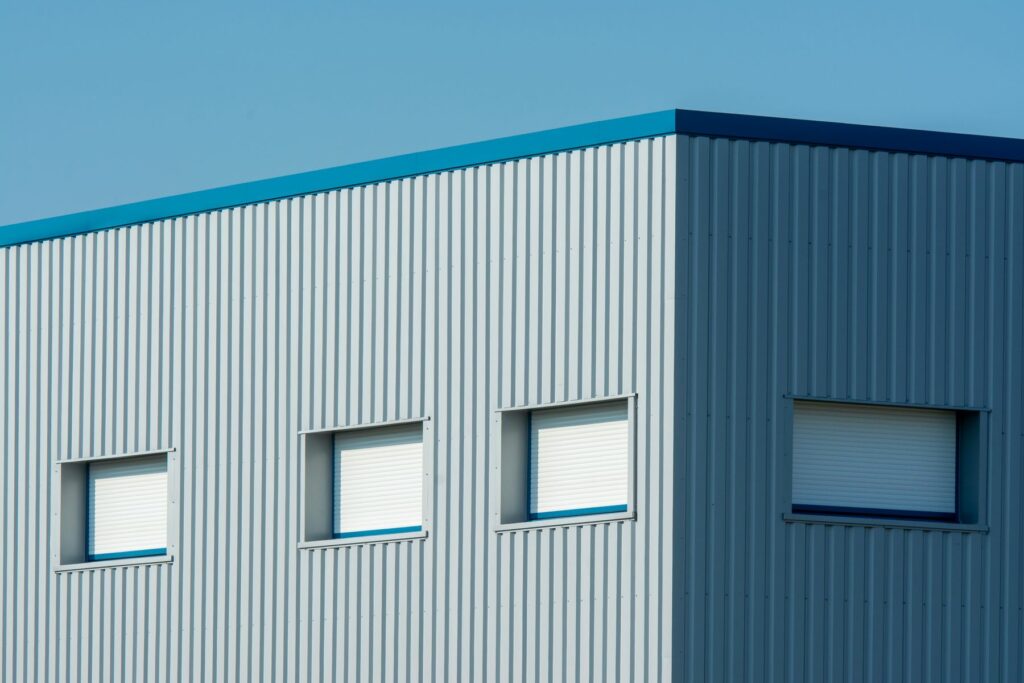 Bâtiment industriel à bardage métallique clair, extension et agrandissement de locaux d’activité