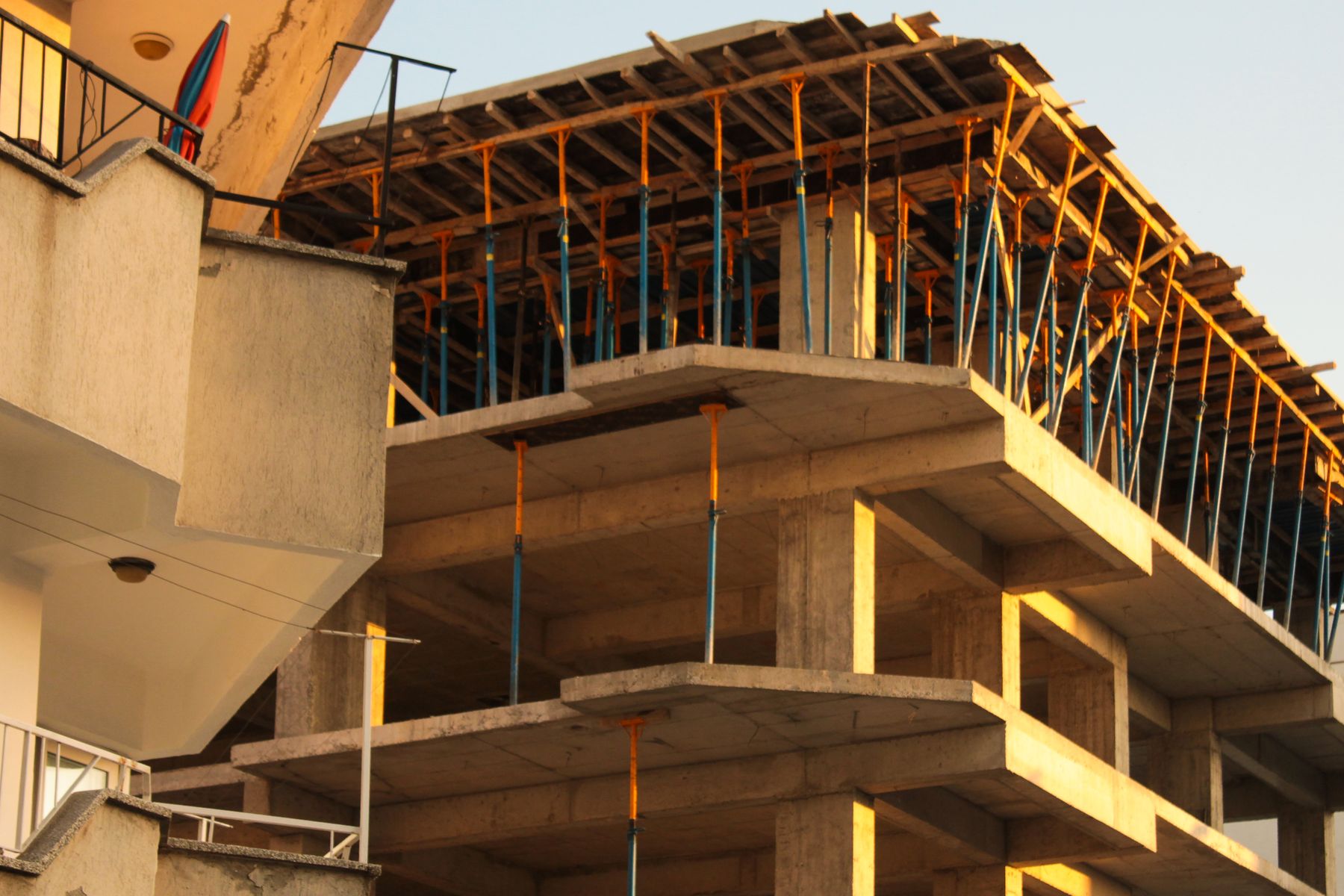 Hors d’eau hors d’air : définition, enjeux et spécificités du bâtiment professionnel