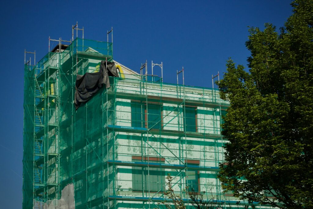 Bâtiment sous échafaudage en cours de réhabilitation, remise à niveau complète du bâti