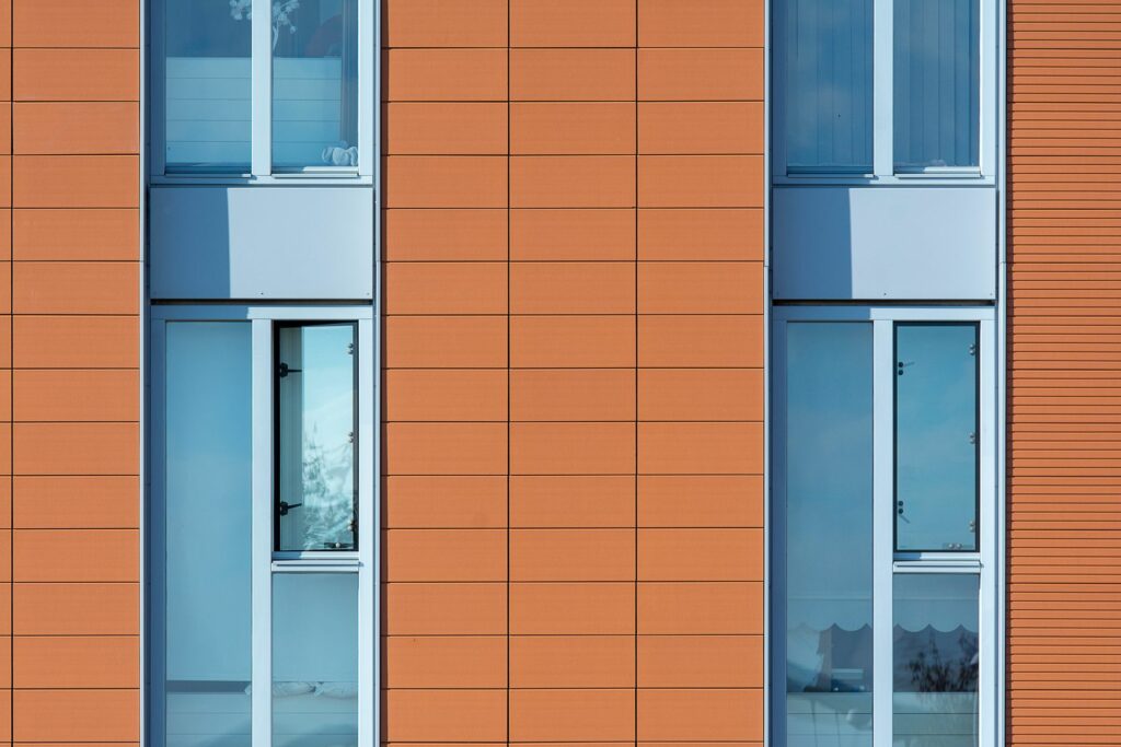 Panneaux de façade isolants sur un bâtiment tertiaire, rénovation énergétique et décret tertiaire