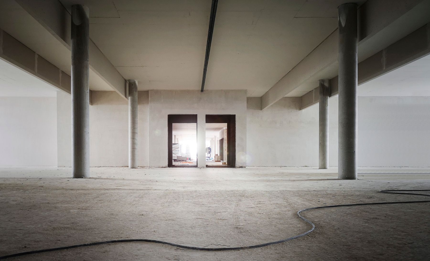 Plateau de bureaux mis à nu avant restructuration, rénovation et extension de locaux professionnels